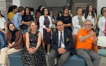 AKEM’DE EĞİTİM GÖREN ÖĞRENCİLERE ROTARY’DEN AKILLI TAHTA DESTEĞİ