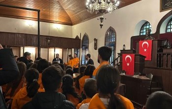 DOĞU BÖLGESİNDEN GELEN BİR OKULU MÜZEDE AĞIRLAMAK