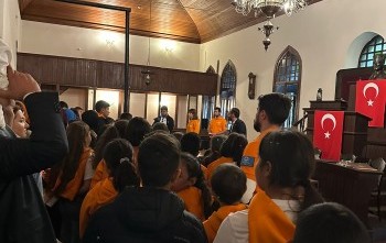 DOĞU BÖLGESİNDEN GELEN BİR OKULU MÜZEDE AĞIRLAMAK