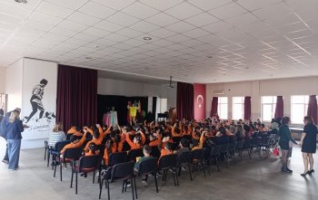 Devlet okullarında öğrenim gören ve maddi imkansızlıklar nedeniyle tiyatro, opera, bale gibi etkinliklere katılamayan en az 25 öğrenciyi bir gösteriye konuk etmek.