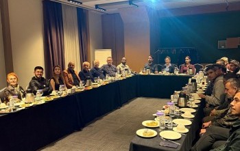 Engeli olan bireylerin sorunlarının tartışıldığı bir toplantıyı, bir STK iş birliği ile düzenlemek.