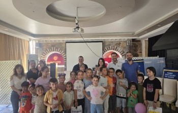 Kalem Tutan Minik Eller