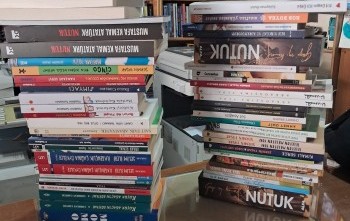 KÖY OKULU KÜTÜPHANESİNE KİTAP BAĞIŞI