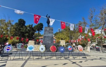 Milli Bayramlarda Çelenk Sunmak
