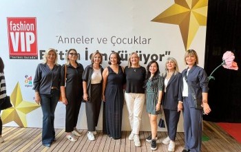 anne ve çocukları eğitim için yürüyor