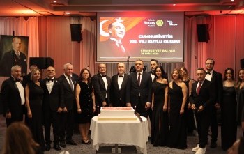 Ünay Türközü Cumhuriyet Balosunda misafir etmek.