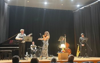 İLKOKUL'A KÜTÜPHANE KURULUMU İÇİN ŞAFAK AKKOYUNLU MÜZİK DİNLETİSİ