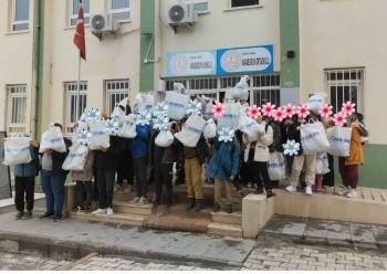 DEPREMZEDE, ÖĞRENCİ VE İHTİYAÇ SAHİBİ ÖĞRENCİLERE KIYAFET DESTEĞİ