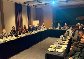 Engeli olan bireylerin sorunlarının tartışıldığı bir toplantıyı, bir STK iş birliği ile düzenlemek.