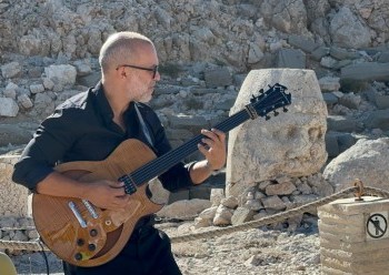 Rotary’den Meslek Ödülü Bu Yıl Dünyaca ünlü Gitar Sanatçısı Cenk Erdoğan’a Verildi