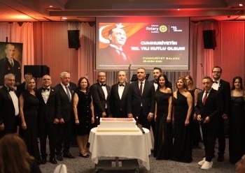 Ünay Türközü Cumhuriyet Balosunda misafir etmek.