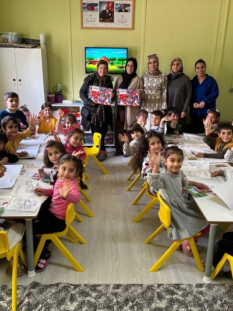 ROTARY’DEN SINAVA HAZIRLANAN ÖĞRENCİLERE KİTAP DESTEĞİ