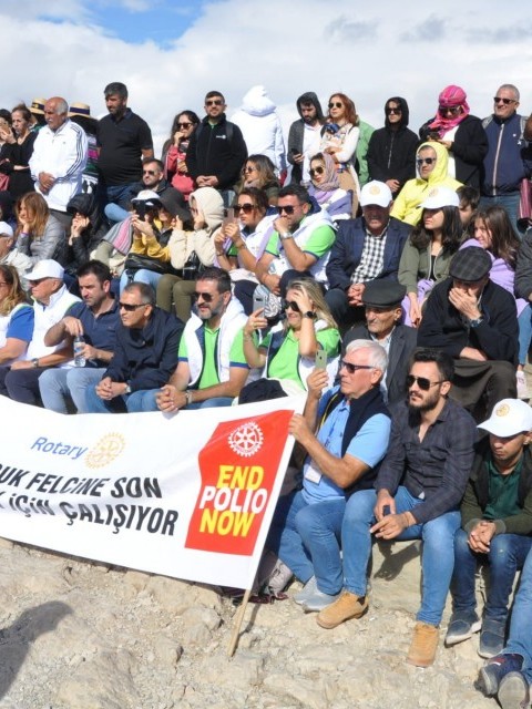 ÇOCUK FELCİNE DİKKAT ÇEKMEK İÇİN NEMRUT DAĞI ZİRVESİNDE KONSER