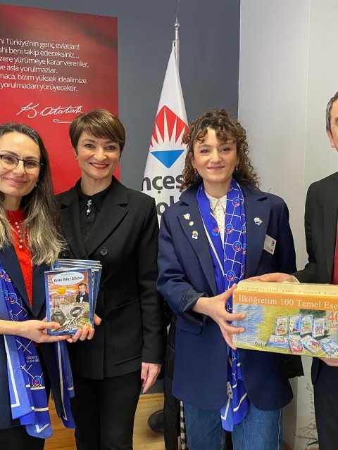 Ordu Rotary Kulübü - Ordu Rotaract Kulübü ortak projemizi Ordu Rotaract Kulübü Başkanı Rtc. Betül Akyol’un katılım ile 100 Temel Eser kitaplarından oluşan kitap setini Ordu Bahçeşehir Koleji Kütüphanesine teslim ederek tamamladık