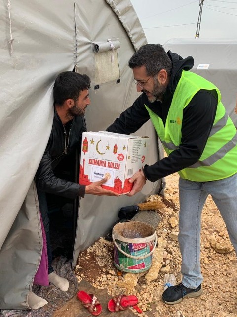 ROTARY DEPREMZEDELERE RAMAZAN YARDIM KOLİLERİ DAĞITIYOR