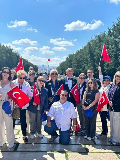 Güney Rotary Kulübü yeni döneme başlarken, tüm Türkiye Rotary ailesi  ile birlikte Anıtkabir’de,  Ata’mızın manevi huzurunda bulunarak O’na olan bağlılığını ve şükranlarını sunmanın gururunu yaşadı