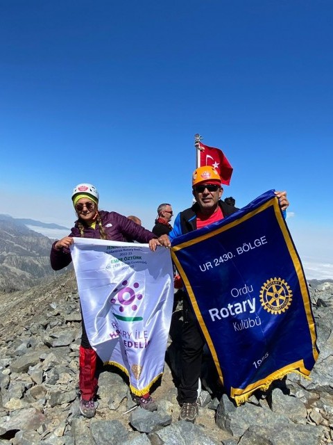 ORDU ROTARY KULÜBÜ BAŞKANI RTN. MELTEM ERBAŞ ORDU ROTARY KULÜBÜ BAYRAĞINI VE POLİO BAYRAĞINI KAÇKAR DAĞININ (3937m) ZİRVESİNDE DALĞALANDIRDI.