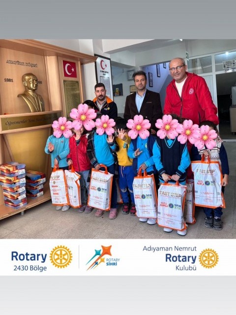 ROTARY ÇOCUKLARA AYAKKABI HEDİYE ETTİ