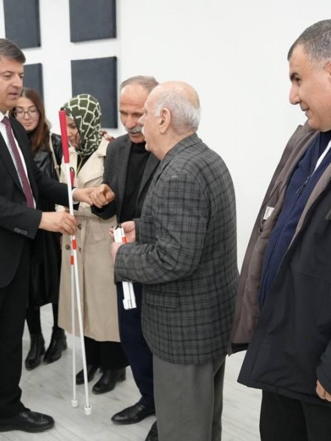 ROTARY’DEN GÖRME ENGELLİLERE “IŞIK” OLAN DESTEK