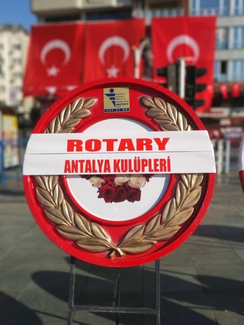 Çelenk Koyma Töreni