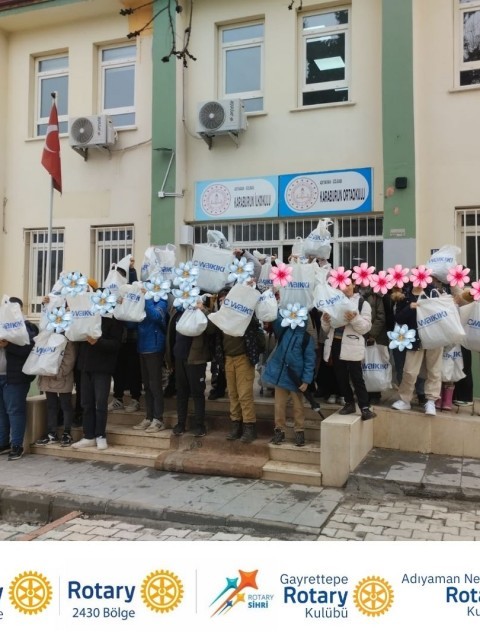 ROTARY’DEN ADIYAMAN’DAKİ DEPREMZEDE VE İHTİYAÇ SAHİBİ ÖĞRENCİLERE KIYAFET DESTEĞİ