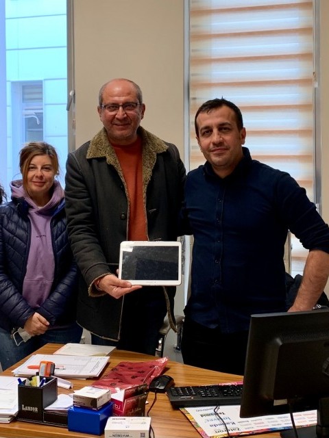 ONKOLOJİ BÖLÜMÜNDE TEDAVİ GÖREN HASTAYA TABLET DESTEĞİ