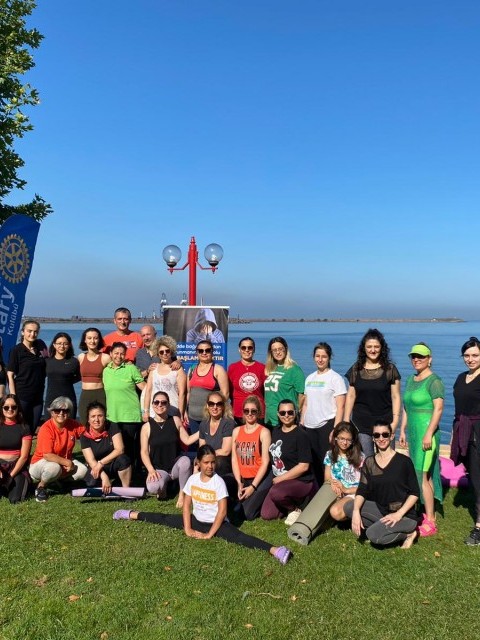 KDZ.EREĞLİ ROTARY KULÜBÜ'NDEN MADDE BAĞIMLILIĞINA KARŞI SAHİLDE YOGA