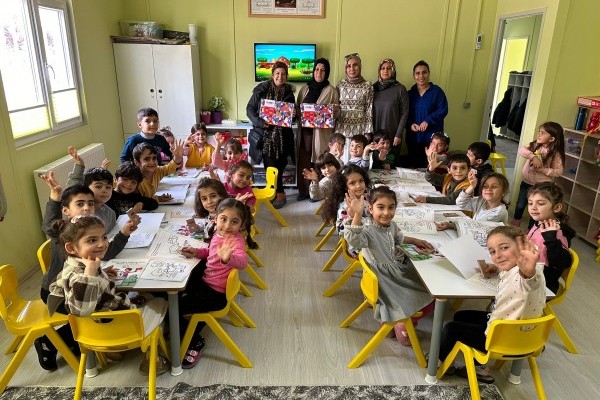 ROTARY’DEN SINAVA HAZIRLANAN ÖĞRENCİLERE KİTAP DESTEĞİ