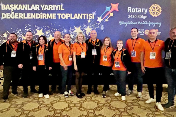 Adana Koza Rotary Kulübü Başkanı Tijen Türeli projeleri sunmak için Yarıyıl Toplantısında konuşma gerçekleştirdi.