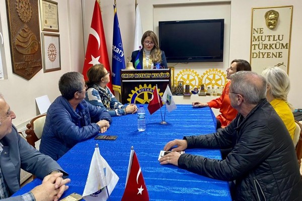 ORDU ROTARY KULÜBÜ 1921. TOPLANTISINI GERÇEKLEŞTİRDİ. Ordu Rotary Kulübü 1921. Toplantısını 06 Aralık 2022 tarihinde Kulüp lokalinde Dönem Başkanı Rtn. Meltem Erbaş’ın yönetiminde yaptı. Başkan Meltem Erbaş yapılan ve yapılacak p
