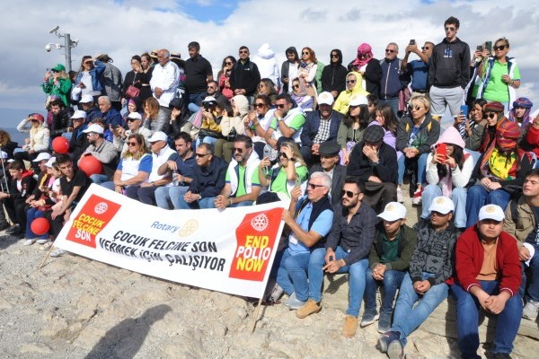 ÇOCUK FELCİNE DİKKAT ÇEKMEK İÇİN NEMRUT DAĞI ZİRVESİNDE KONSER