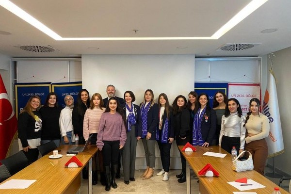 Adana Rotary Kulübü, Adana Taşköprü Rotary Kulübü, Anatolia Rotary Kulübü ve Adana Rotaract Kulübü “Geleceğin İş Kadınlarına İş Hayatında Cinsiyet Eşit(siz)liği” Toplantısı Düzenledi.
