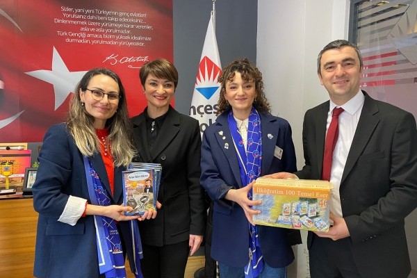 Ordu Rotary Kulübü - Ordu Rotaract Kulübü ortak projemizi Ordu Rotaract Kulübü Başkanı Rtc. Betül Akyol’un katılım ile 100 Temel Eser kitaplarından oluşan kitap setini Ordu Bahçeşehir Koleji Kütüphanesine teslim ederek tamamladık