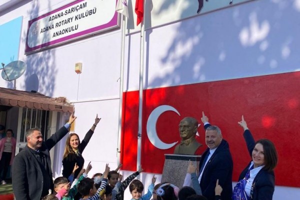 Adana Rotary Kulübü İncirlik Adana Rotary Kulübü Anaokulu Duvarına “Atatürk ve Küçük Ülkü” Fotoğrafı Yerleştirdi