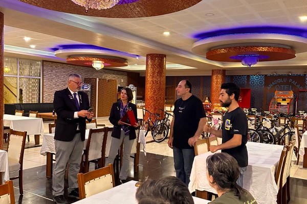 Samandağ Çevre Koruma ve Turizm Derneğine 8 Rotaract Kulübü ve Adana Rotary Kulübünden Ortak Meslek Hizmetleri Ödülü