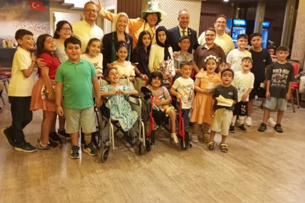Adana Rotary Kulübü olarak ÇOİM' de (ÇÜ Çocuk İyilik Merkezi) çocuklarımıza parti verdik.