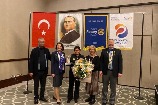 Adana Rotary Kulübü Manş Denizi’ni Yüzerek Geçen İlk Türk Kadını Sayın Nesrin Olgun Arslan’a “Adana Rotary Kulübü Meslek Hizmetleri Ödülü Verdi