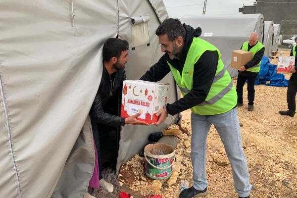 ROTARY DEPREMZEDELERE RAMAZAN YARDIM KOLİLERİ DAĞITIYOR