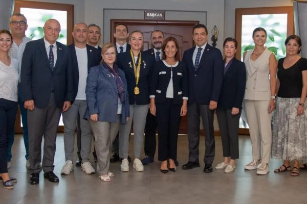 Güney Rotary Gi-ka Komitesi başkanı sevgili Meltem Aydın dostumuzun girişimi ile Seyhan belediye başkanı Sayın Oya Tekin’i makamında ziyaret ettik ve Gi-Ka projesi ile ilgili ortak protokolü imzaladık.