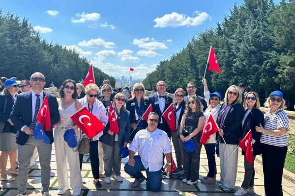 Güney Rotary Kulübü yeni döneme başlarken, tüm Türkiye Rotary ailesi  ile birlikte Anıtkabir’de,  Ata’mızın manevi huzurunda bulunarak O’na olan bağlılığını ve şükranlarını sunmanın gururunu yaşadı
