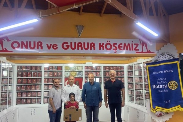 Adana Seyhan Rotary,bir gazi ailesi çocuğu olan ve İstiklal İlkokulu 4. sınıfta okuyan Emine  Özel 'e bir bilgisayar hediye ettik.