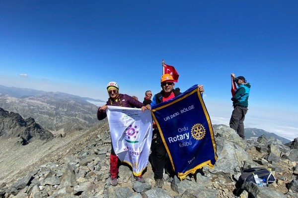 ORDU ROTARY KULÜBÜ BAŞKANI RTN. MELTEM ERBAŞ ORDU ROTARY KULÜBÜ BAYRAĞINI VE POLİO BAYRAĞINI KAÇKAR DAĞININ (3937m) ZİRVESİNDE DALĞALANDIRDI.