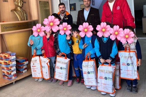 ROTARY ÇOCUKLARA AYAKKABI HEDİYE ETTİ