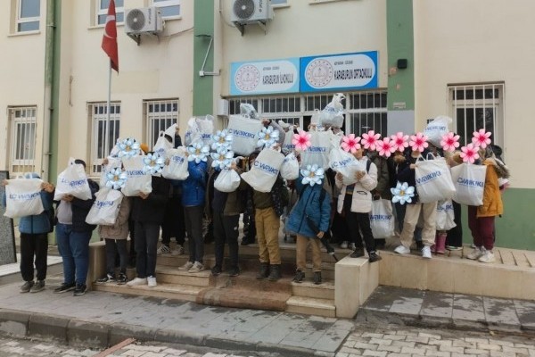 ROTARY’DEN ADIYAMAN’DAKİ DEPREMZEDE VE İHTİYAÇ SAHİBİ ÖĞRENCİLERE KIYAFET DESTEĞİ