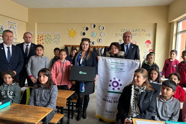 ROTARY KULÜPLERİMİZ OKULLARA BİLİM SETLERİ DAĞITIYOR