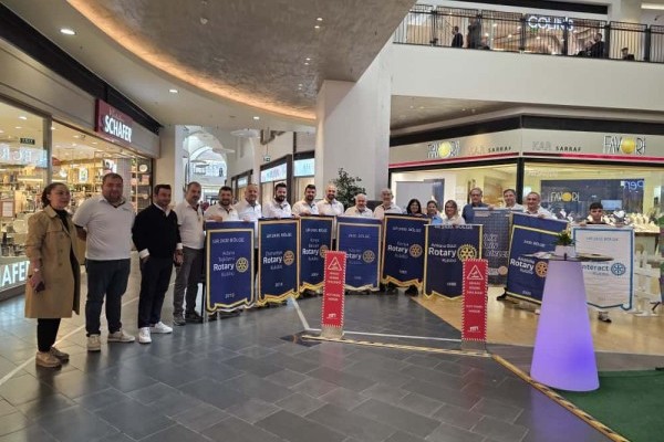 Adana Taşköprü Rotary Kulübü Zehirlenmeden Beslenelim AVM’de Broşür Dağıtımı
