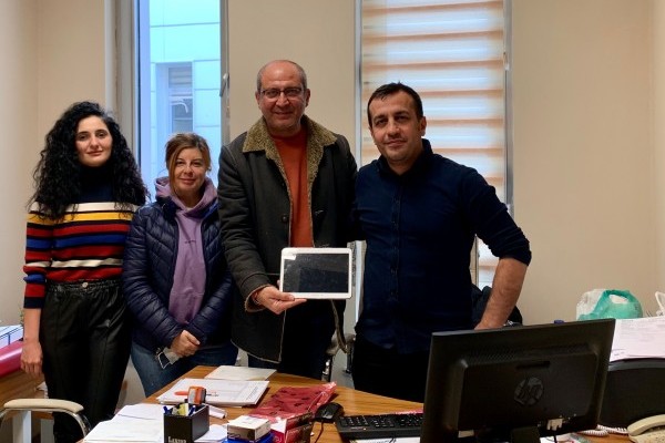 ONKOLOJİ BÖLÜMÜNDE TEDAVİ GÖREN HASTAYA TABLET DESTEĞİ