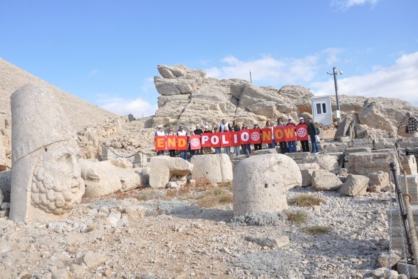 ÇOCUK FELCİNE (POLIO) DİKKAT ÇEKMEK İÇİN NEMRUT DAĞI ZİRVESİNDEYİZ