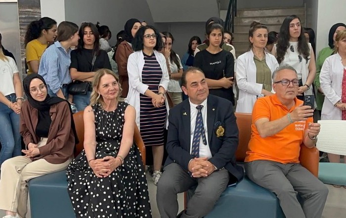 AKEM’DE EĞİTİM GÖREN ÖĞRENCİLERE ROTARY’DEN AKILLI TAHTA DESTEĞİ