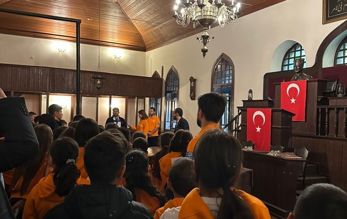 DOĞU BÖLGESİNDEN GELEN BİR OKULU MÜZEDE AĞIRLAMAK
